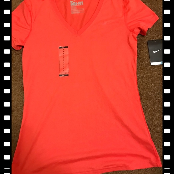 NWT Womenβs Nike Dri-Fit size Small - Picture 2 of 8
